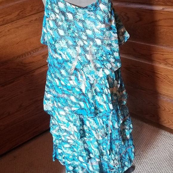 Beautiful flowy flattering dress - Picture 3 of 5